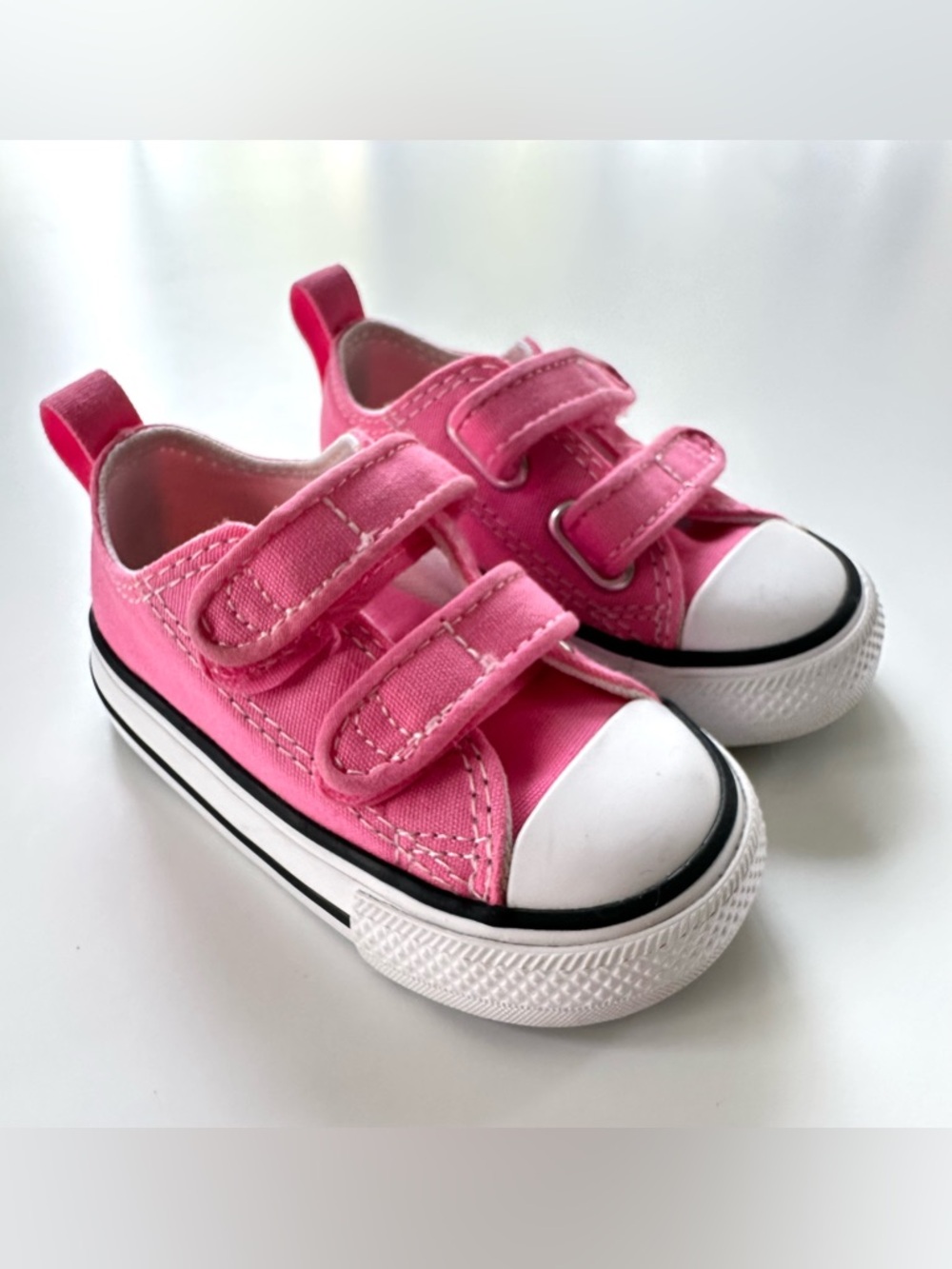 Converse Chuck Taylor 2V CANVAS Sneaker, size 4, Pink (Like new condition)